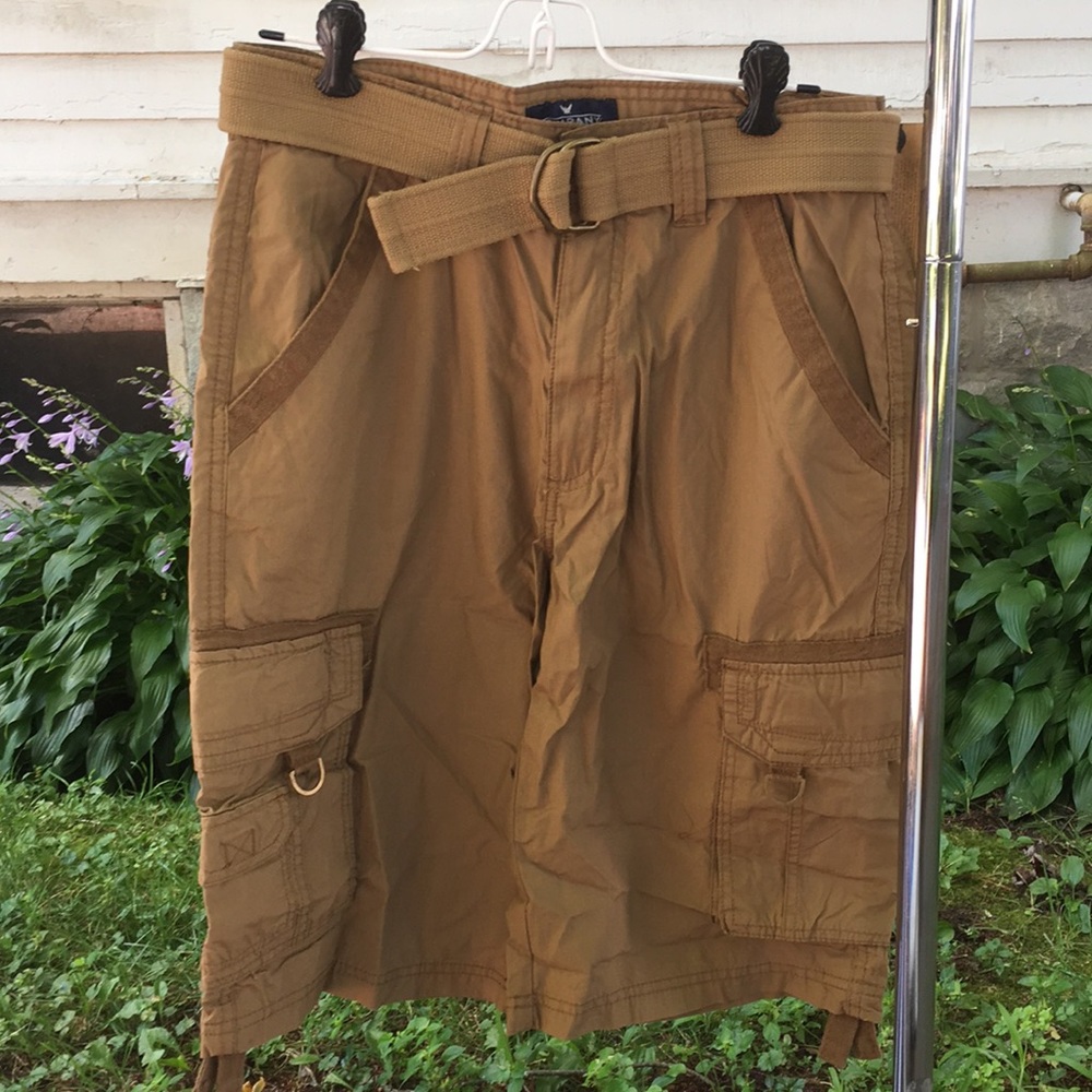 NWT men’s tan cargo shorts size 30